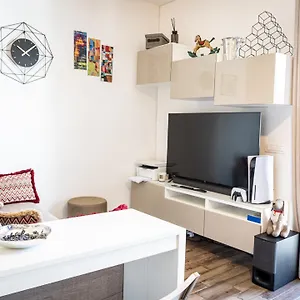 Appartamento Mrb Real Estate - Maison Ludovica - Monolocale Moderno Con Giardino, Frattocchie